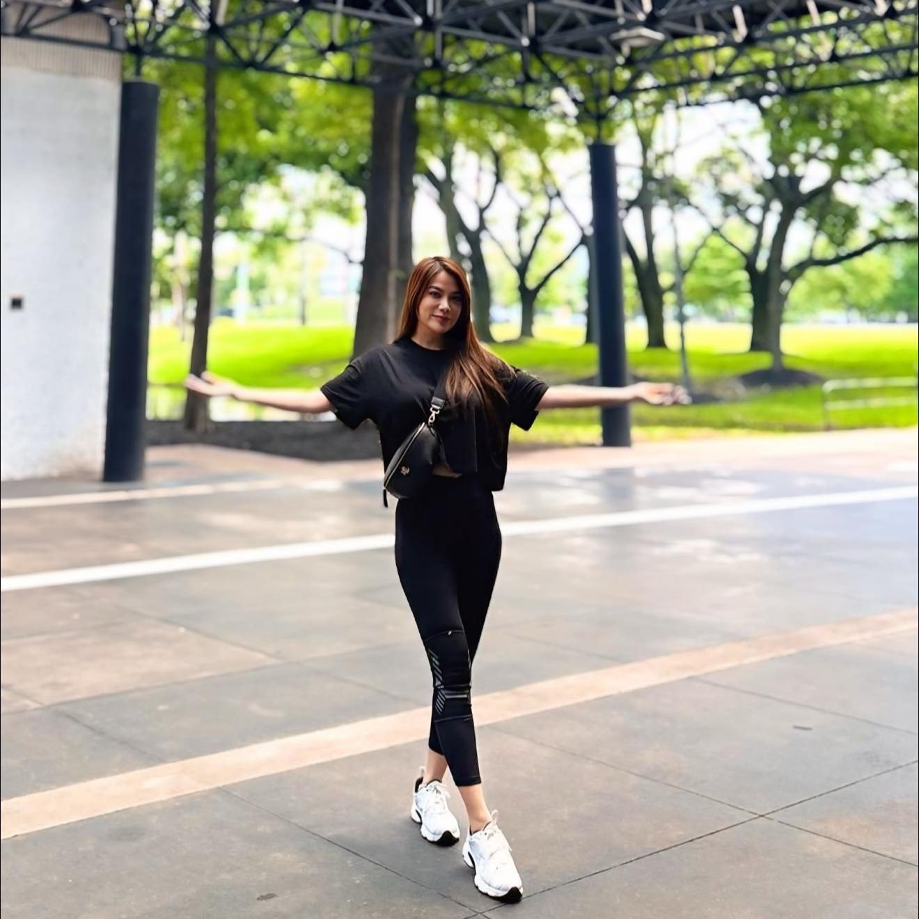 Đời thường, chị lại chuộng phong cách đơn giản, gần gũi. Trong cuộc trò chuyện gần đây, 7X cho biết đang hài lòng về cuộc sống "độc thân, vui tính" hiện tại. Ngoài phần lớn thời gian cho công việc, chị chỉ muốn ở bên mẹ, con gái và những người thân yêu để hồi phục năng lượng. 