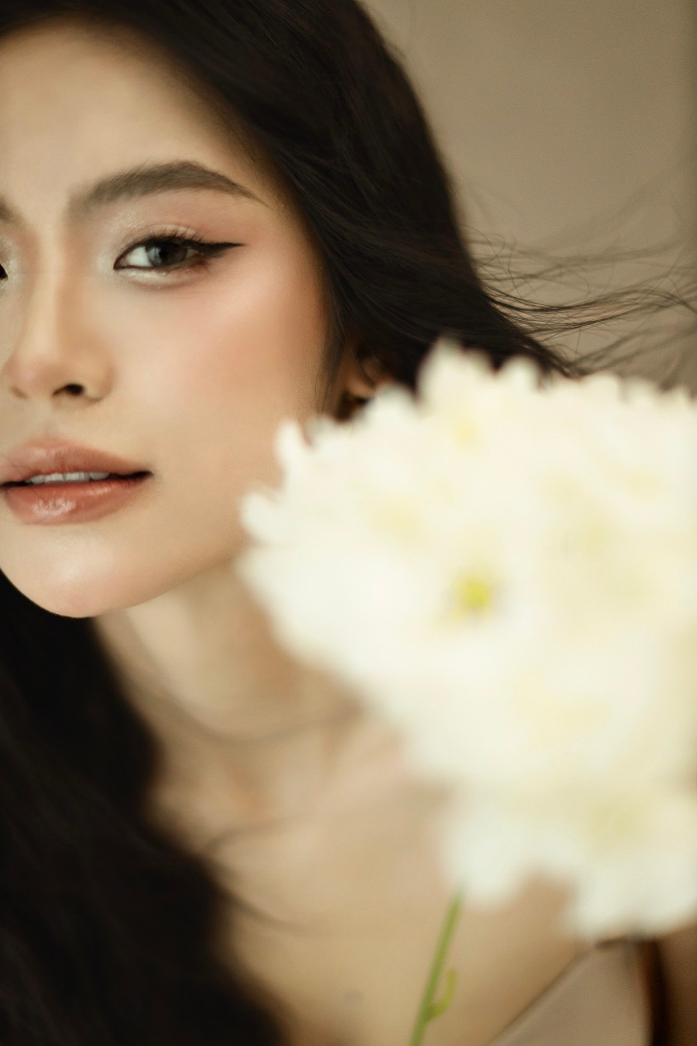 Á hậu Vân Nhi khoe vẻ đẹp ngọt ngào trong bộ ảnh mừng sinh nhật tuổi 20 - 8