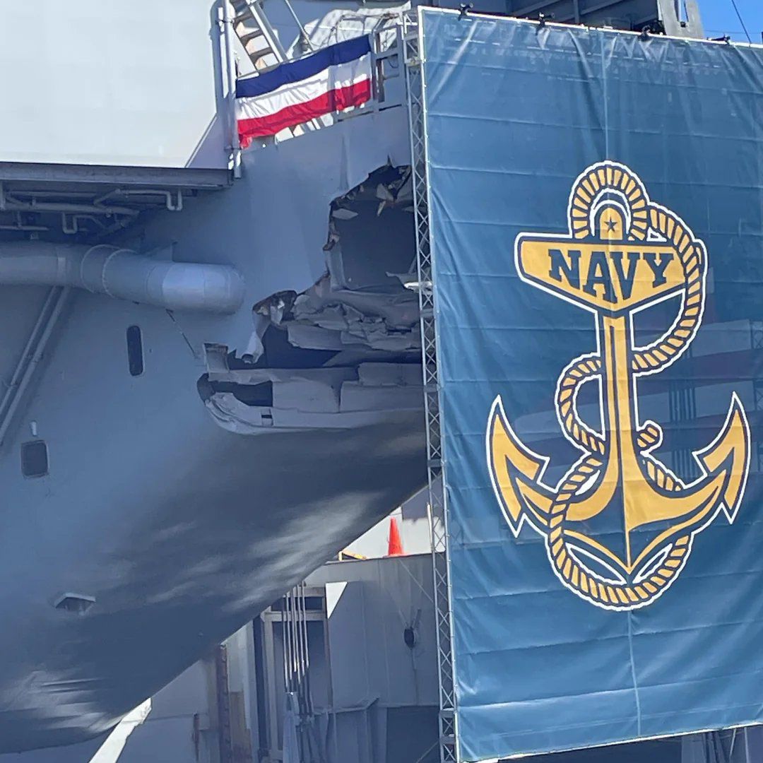 Vết rách ở phần đuôi tàu sân bay USS Harry S. Truman được hải quân Mỹ che tạm khi ông Trump có bài phát biểu trên tàu vào tuần này. Ảnh: The War Zone.