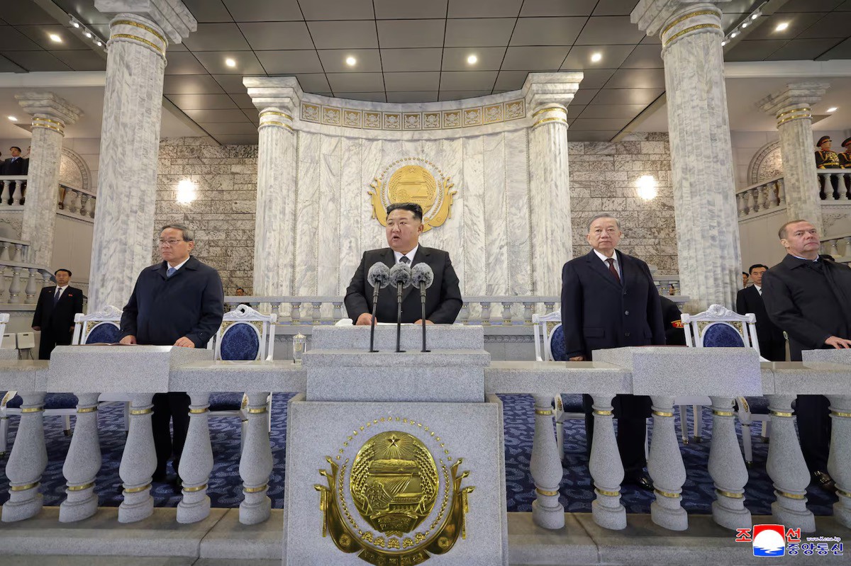 Chủ tịch Triều Tiên Kim Jong Un quan sát lễ duyệt binh cùng các khách mời quốc tế. Ảnh: KCNA.