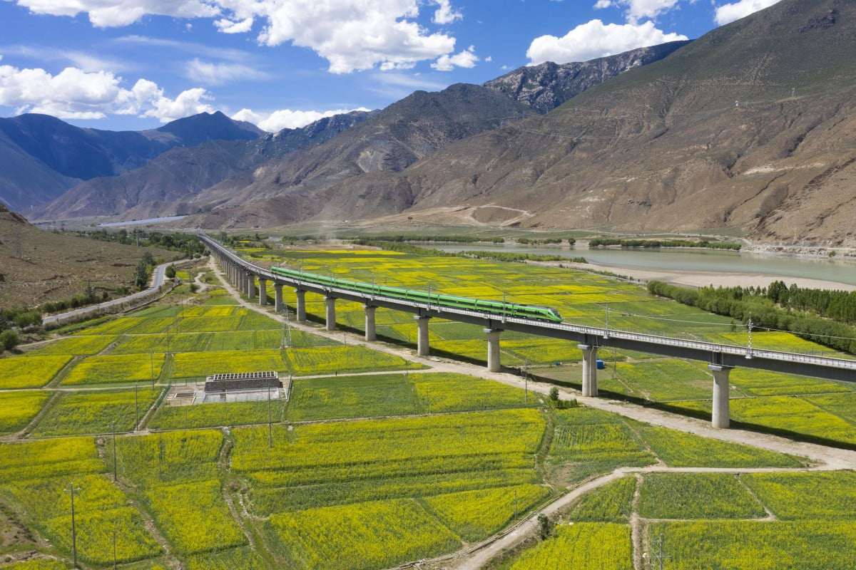 Một tuyến đường sắt đã được Trung Quốc đưa vào khai thác ở Tây Tạng vào năm 2021. Ảnh: SCMP.