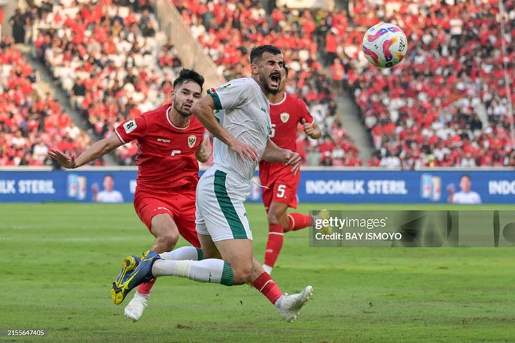 Indonesia (áo đỏ) thi đấu quyết tâm trước Iraq