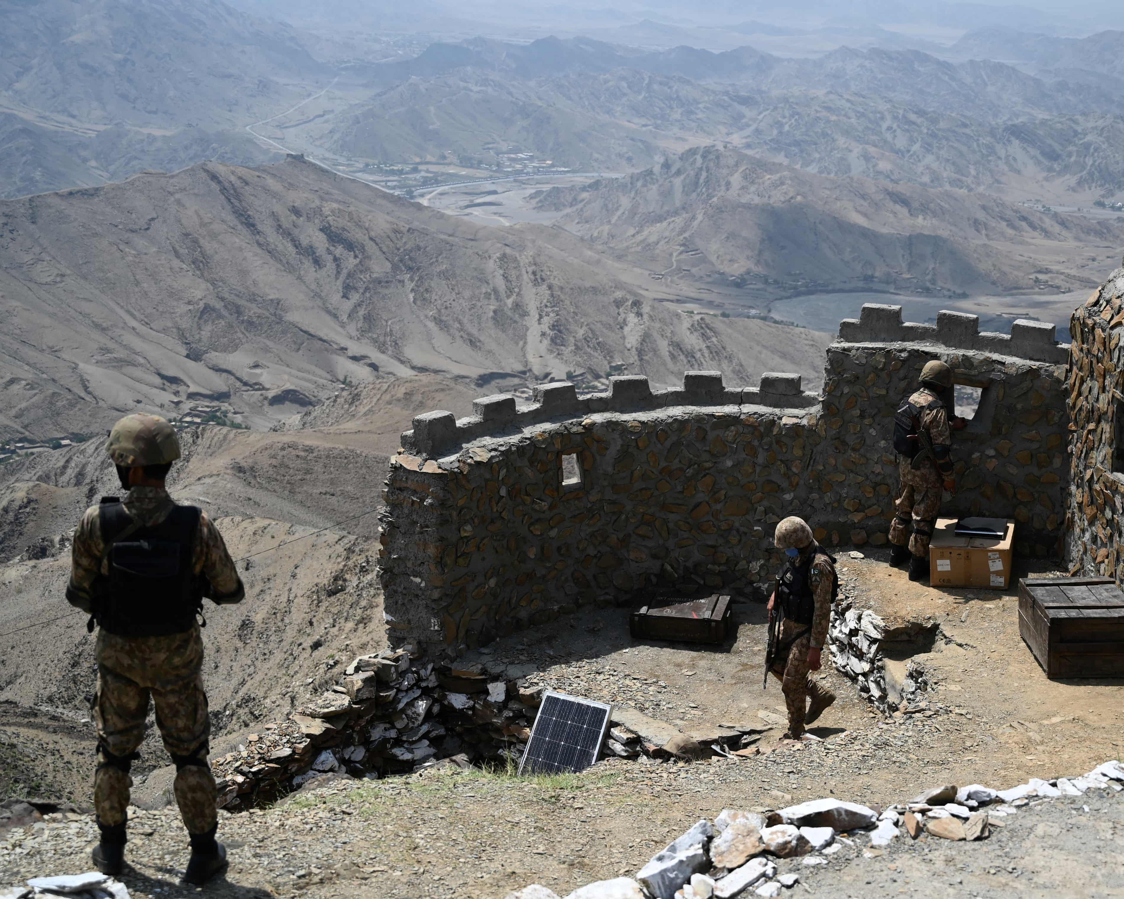 Binh sĩ Pakistan hiện diện tại một khu vực giáp biên giới Afghanistan. Ảnh: AFP.