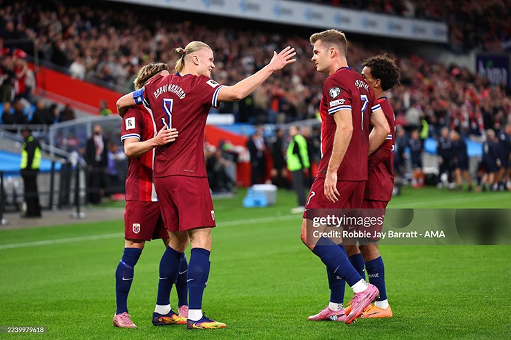 Haaland xứng đáng với biệt danh "máy săn bàn" khi dễ dàng có cho mình hat-trick vào lưới Israel