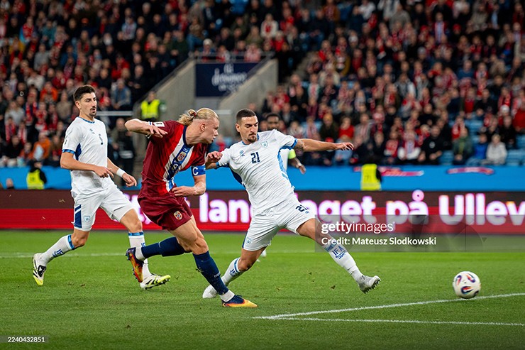 Ngỡ ngàng Haaland sút hỏng 2 quả penalty trong 2 phút ở vòng loại World Cup - 1