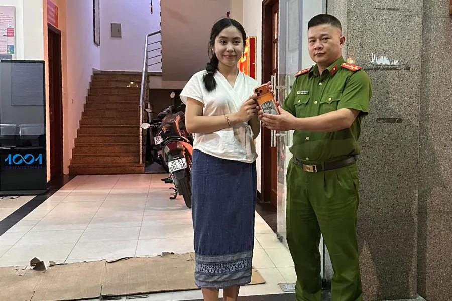 Nữ du học sinh Lào Maysaa vui mừng nói lời cảm ơn Công an phường Ba Đình khi nhận lại iPhone 17.