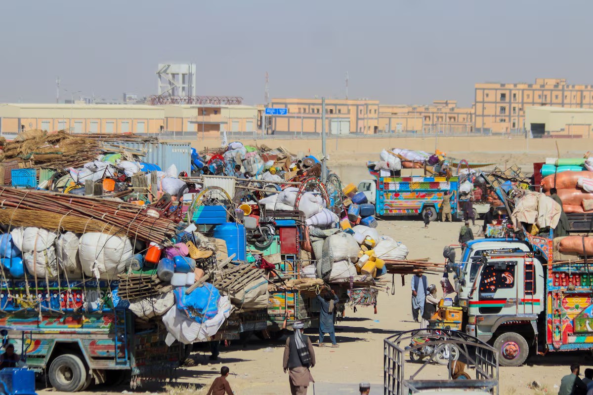 Người Afghanistan chờ đợi ở biên giới sau khi Pakistan đóng cửa khẩu (ảnh: Reuters)