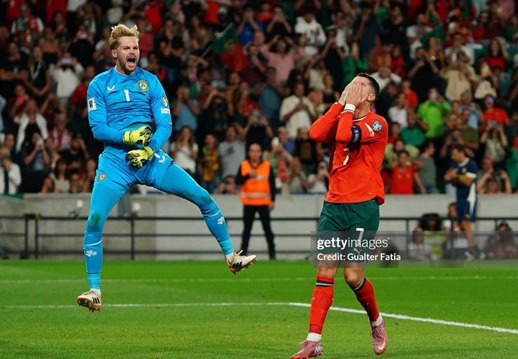 Ronaldo đá hỏng 11m