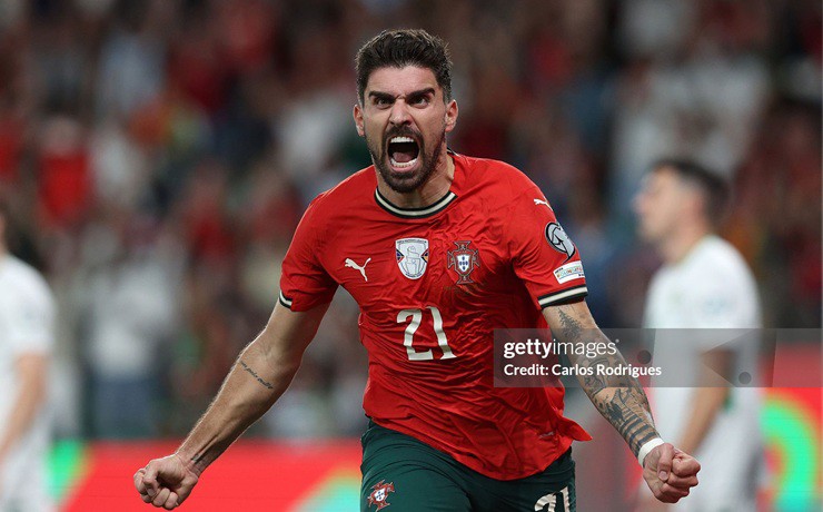 Neves hóa người hùng phút 90+1