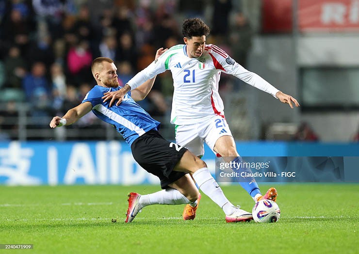 Italia (áo trắng) chiếm thế chủ động trước Estonia