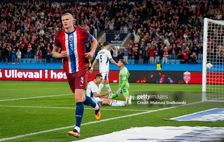 Haaland lập hat-trick dù sút hỏng 2 quả phạt đền