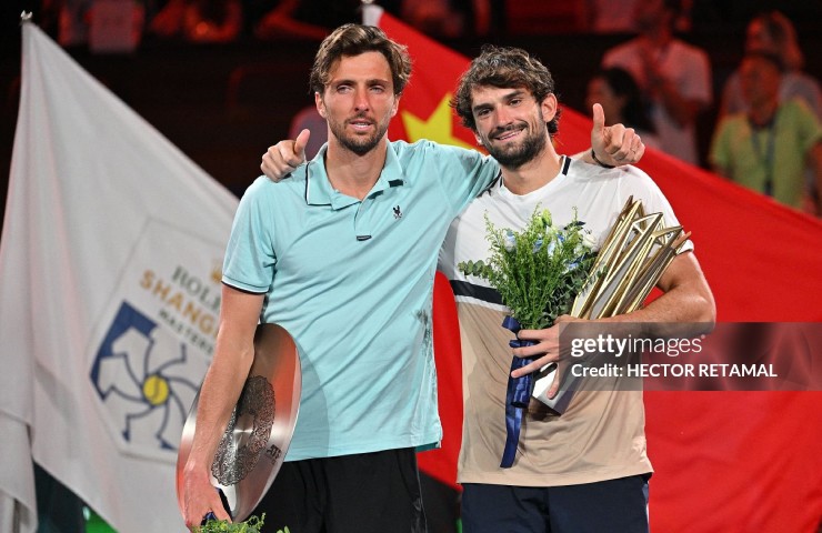 Vacherot (ảnh phải) đánh bại anh họ Rinderknech để vô địch Thượng Hải Masters