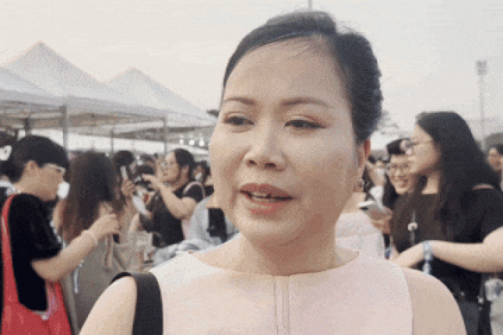 Mẹ chi 30 triệu đồng cùng con gái đu em xinh ở Mỹ Đình