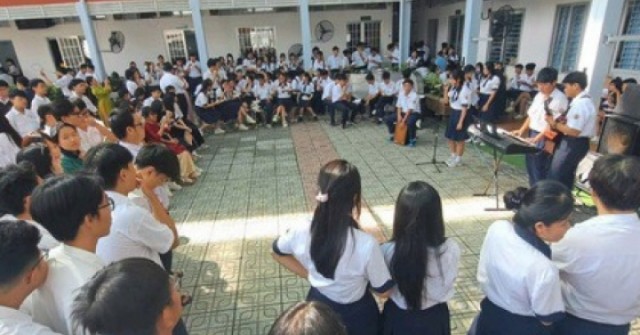 Vẫn có học sinh được dùng điện thoại ở trường sau quy định hạn chế, vì sao?