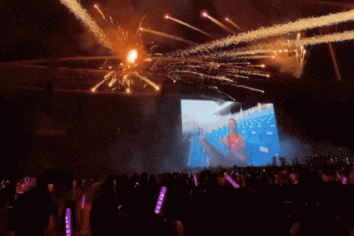 Concert 'Em xinh say hi' gặp sự cố pháo hoa rơi trúng khán giả