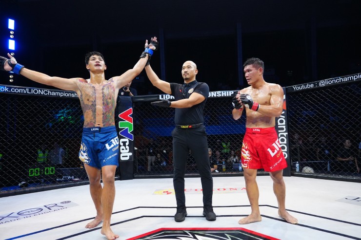 Quốc Tuấn (quần đỏ) lép vế hơn đối thủ tới từ Thái Lan sau 3 hiệp đấu 