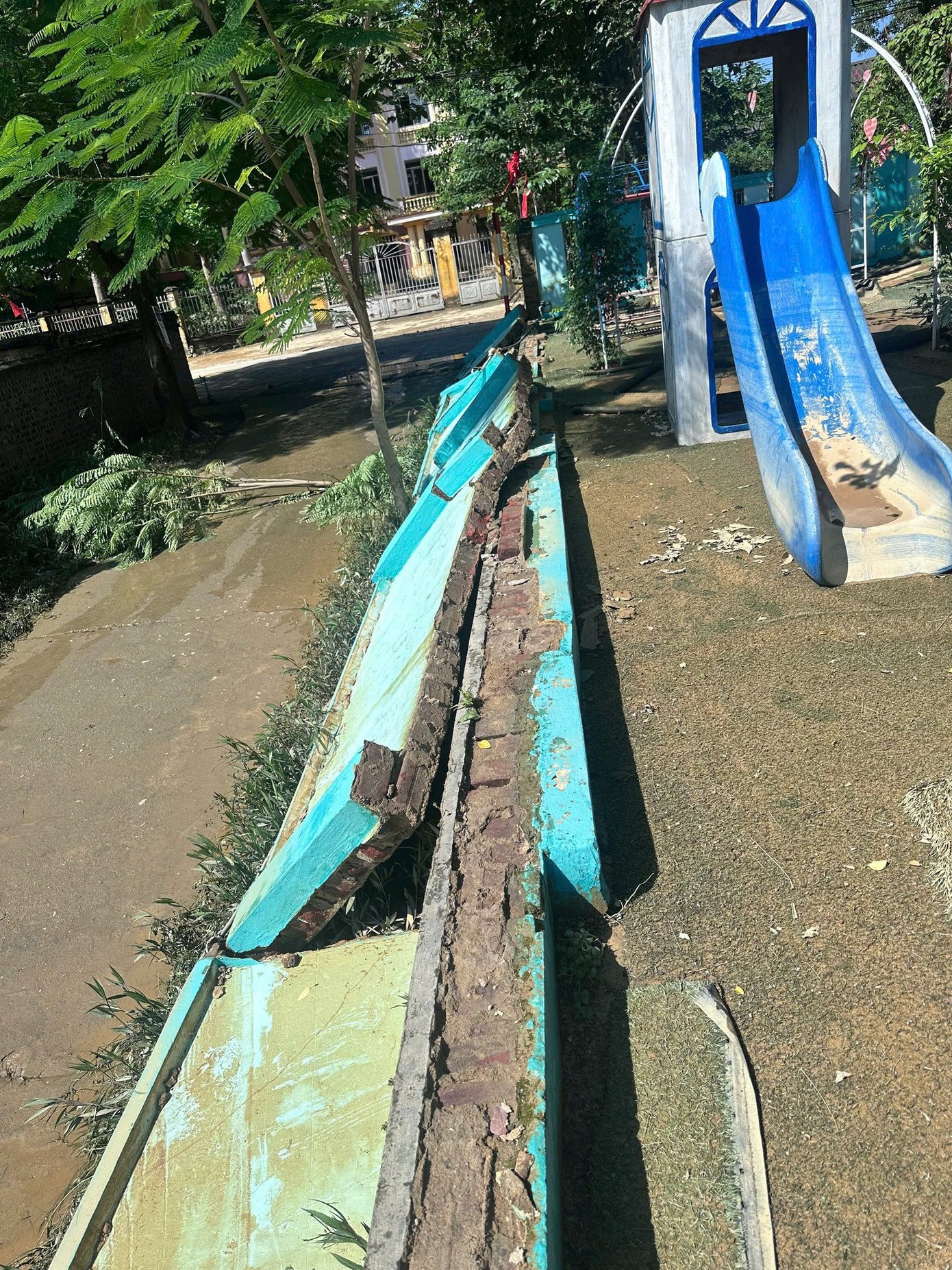 Nhiều trường mầm non ở Thái Nguyên tan hoang, bùn đất phủ kín sau bão lũ - 12