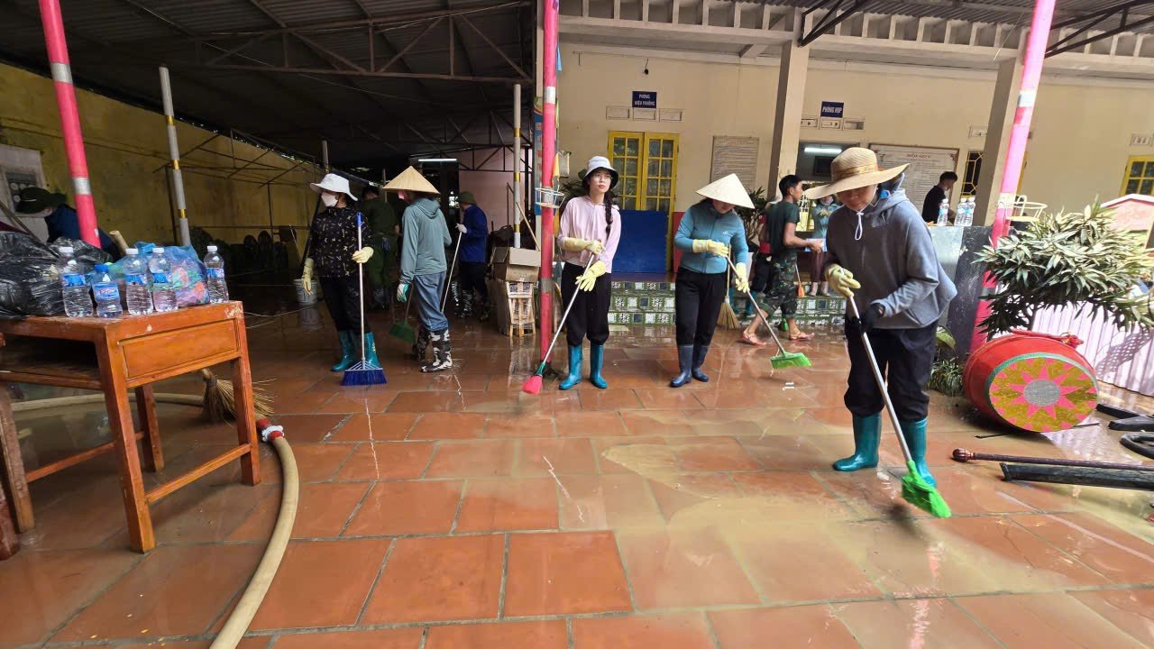 Các lực lượng chung tay dọn dẹp, khắc phục hậu quả sau bão.
