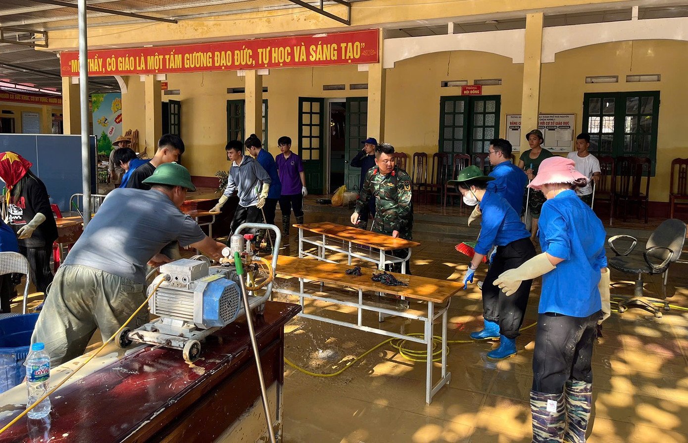 Các lực lượng chung tay dọn dẹp, khắc phục hậu quả sau bão.