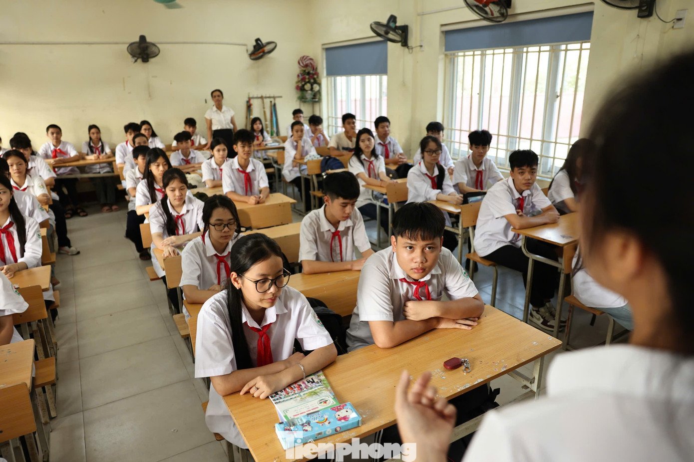 Học sinh Thái Nguyên vượt bùn lầy trở lại trường sau mưa lũ - 16