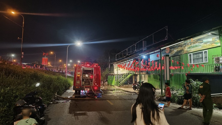 Xe chữa cháy có mặt tại hiện trường.