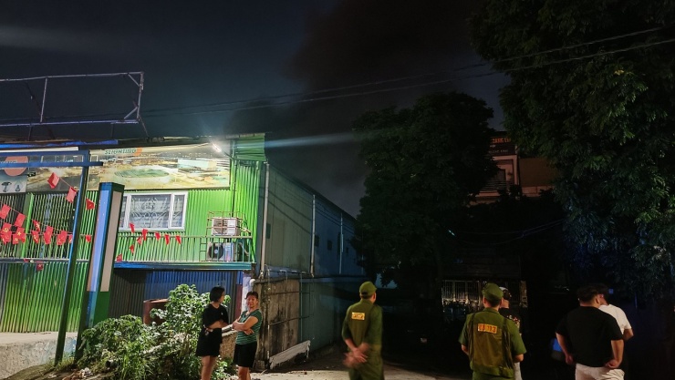 Cột khói đen bốc lên cuồn cuộn.