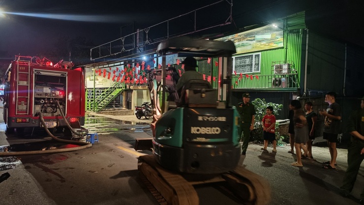 Hà Nội: Cháy lớn tại nhà xưởng trên đường Nguyễn Khoái - 1