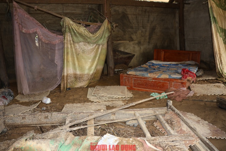 Cảnh tan hoang bên trong ngôi nhà nhỏ của anh Triệu Đức Mạnh