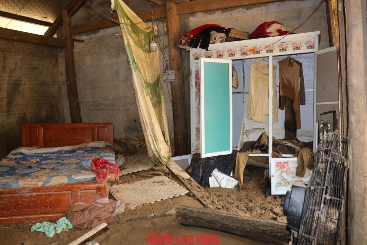 Cảnh tan hoang bên trong ngôi nhà nhỏ của anh Triệu Đức Mạnh