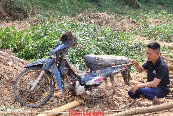 Chiếc xe máy cũ của anh Mạnh bị lũ cuốn, quăng quật hư hỏng nặng, bánh sau bị cuốn trôi đi mất, anh phải bới bùn đất mới tìm được xe về