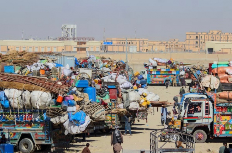 Người Afghanistan trở về nước sau khi Pakistan đóng cửa biên giới. (Ảnh: Reuters)