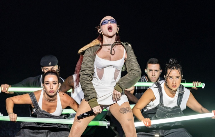 Xuất thân là rapper, cá tính âm nhạc của Nicole mạnh mẽ. Thân hình của giọng ca sinh năm 2000 cũng nóng bỏng, không ngại diện đồ "thiếu vải" để sexy trên sân khấu.