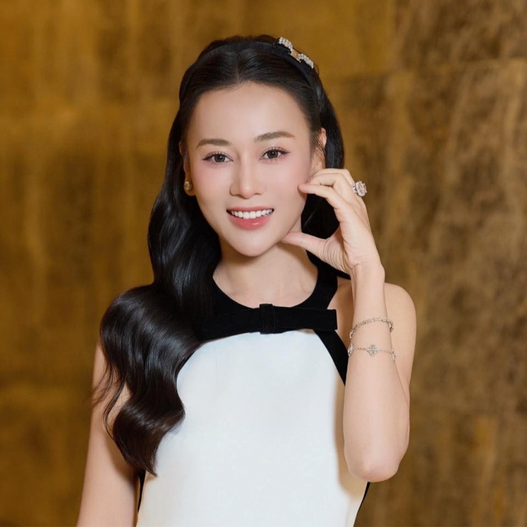Tin sao Việt 12/10: Diễn viên Phương Oanh&nbsp;đăng tải đoạn video có lời bài hát "Ánh trăng nói hộ lòng tôi" (nhạc ngoại, lời Việt) giữa lúc ông xã - shark Bình vướng ồn ào liên quan đến dự án tiền ảo AntEx.