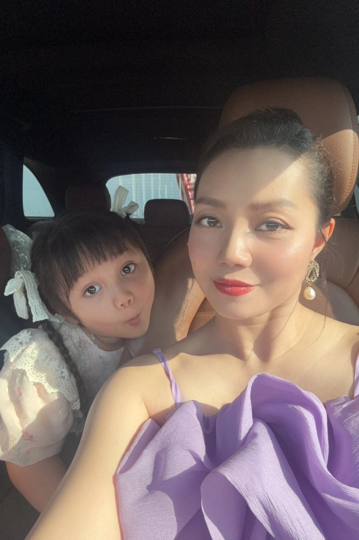 Con gái ca sĩ Nguyễn Ngọc Anh biểu cảm hài hước khi chụp ảnh cùng mẹ.&nbsp;