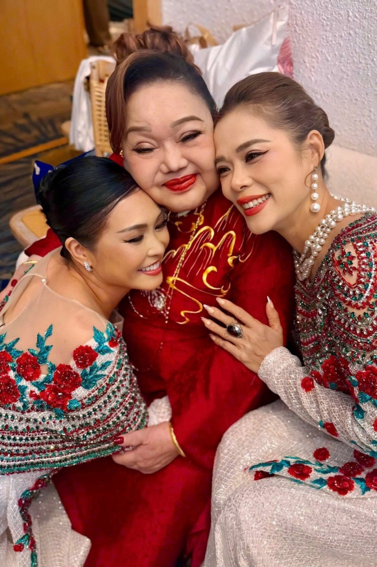 Ca sĩ Phương Thanh có giây phút ngẫu hứng bên NSND Ngọc Giàu và ca sĩ Mỹ Lệ.&nbsp;