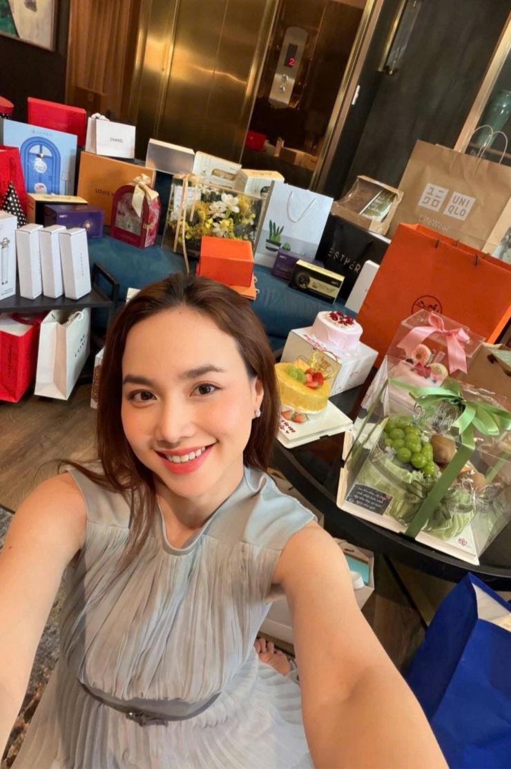 Diễn viên - nhà sản xuất Đinh Ngọc Diệp khoe không gian phòng ngập tràn hoa và quà.&nbsp;