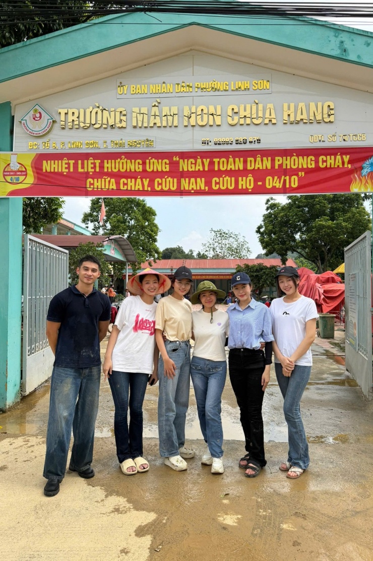 Dàn nam vương, hoa hậu, á hậu đến Thái Nguyên dọn dẹp bùn đất, vệ sinh trường học.&nbsp;