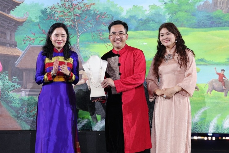 Đạo diễn Hoàng Công Cường trong màn đấu giá chuỗi vòng ngọc trai.&nbsp;