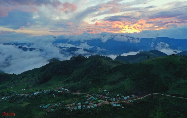 Đón bình minh kỳ diệu trên dãy núi Ngọc Linh - 1
