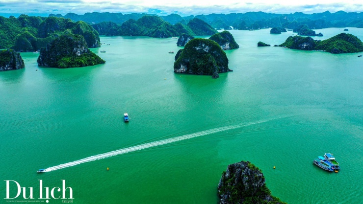 Vịnh Hạ Long:Vẻ đẹp kỳ vĩ làm say lòng du khách muôn phương - 1