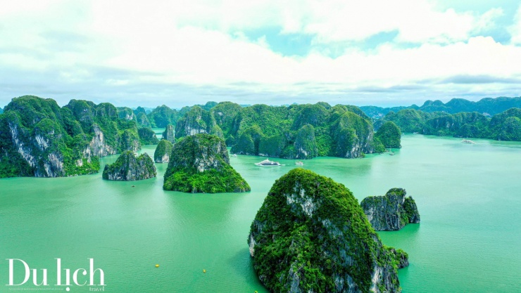 Vịnh Hạ Long:Vẻ đẹp kỳ vĩ làm say lòng du khách muôn phương - 3