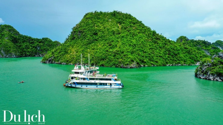Vịnh Hạ Long:Vẻ đẹp kỳ vĩ làm say lòng du khách muôn phương - 7