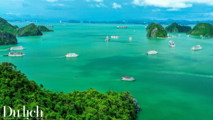 Vịnh Hạ Long:Vẻ đẹp kỳ vĩ làm say lòng du khách muôn phương - 5