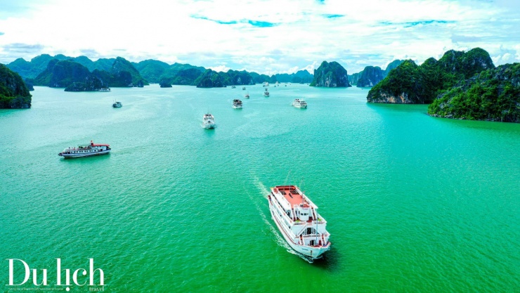 Vịnh Hạ Long:Vẻ đẹp kỳ vĩ làm say lòng du khách muôn phương - 8