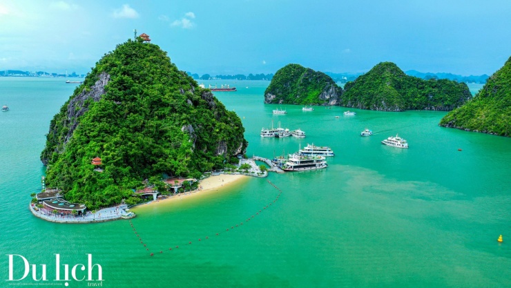 Vịnh Hạ Long:Vẻ đẹp kỳ vĩ làm say lòng du khách muôn phương - 10