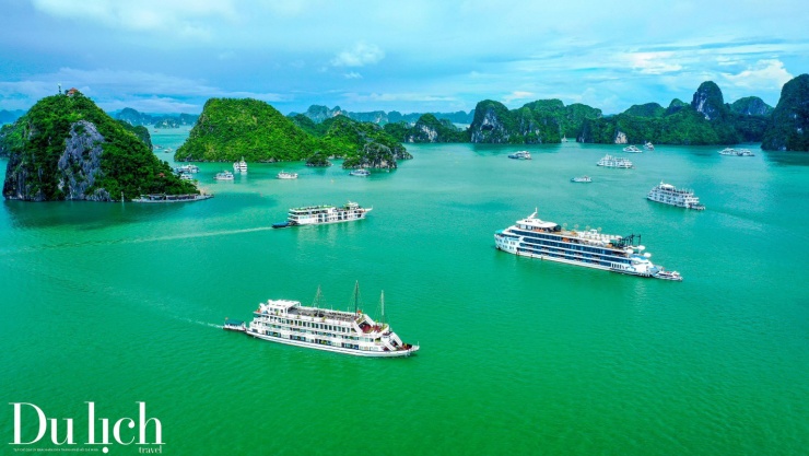 Vịnh Hạ Long:Vẻ đẹp kỳ vĩ làm say lòng du khách muôn phương - 11