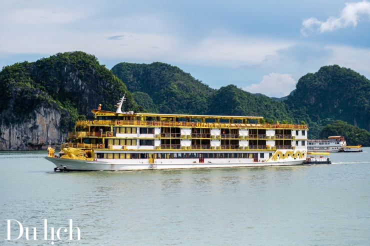 Vịnh Hạ Long:Vẻ đẹp kỳ vĩ làm say lòng du khách muôn phương - 12