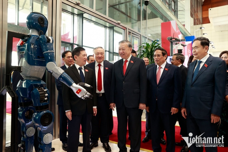 Tổng Bí thư Tô Lâm và các đại biểu trải nghiệm một số sản phẩm được trưng bày tại triển lãm nhân dịp đại hội