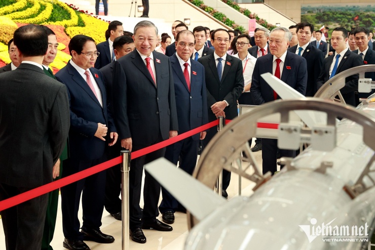 Tổng Bí thư Tô Lâm và các đại biểu xem tên lửa "Sông Hồng" tại triển lãm