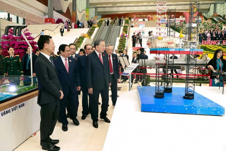 Tổng Bí thư tham quan robot, tên lửa tại Đại hội Đảng bộ Chính phủ - 5